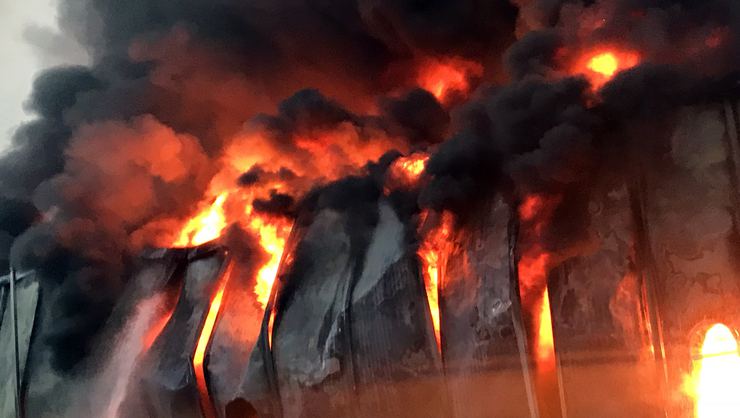 Sakarya'da fabrika alev alev yandı