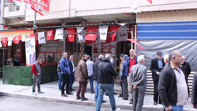 İzmir'de Bayraklı CHP'nin seçim bürosuna silahlı saldırı: 2 yaralı