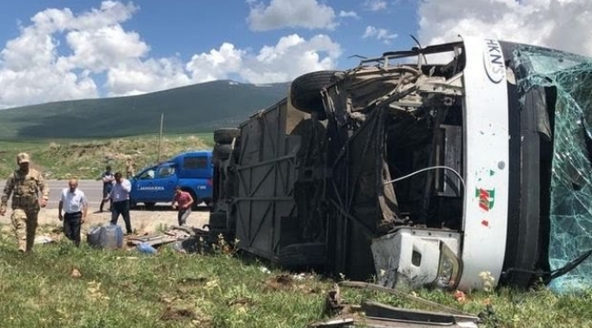 Ardahan’da yolcu otobüsü devrildi: 1'i ağır 6 yaralı