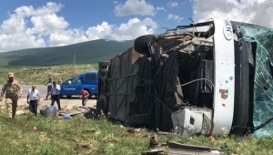 Ardahan’da yolcu otobüsü devrildi: 1'i ağır 6 yaralı