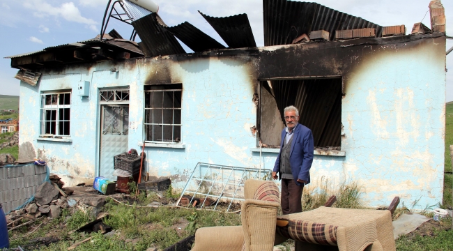 Kars'ta Atla gelip soydukları evi yaktılar