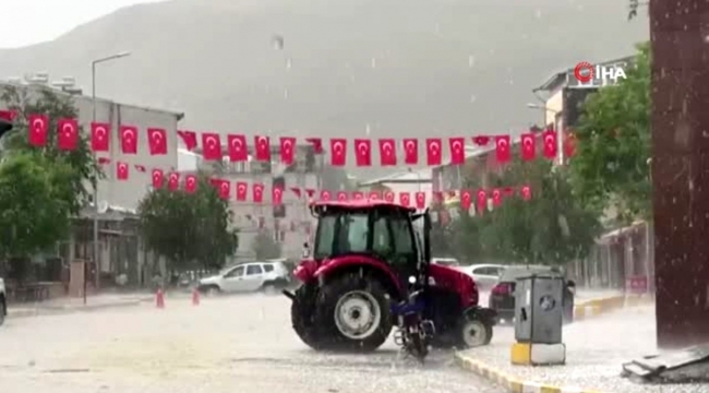 Ardahan'da dolu tarım arazilerine ve araçlarda hasara neden oldu