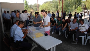 Bayraklı'da kurban satış yerleri kura ile belirlendi.