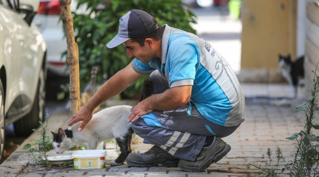 Buca’nın koca yürekli temizlik personeli sokaklara sevgi ekiyor