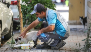 Buca’nın koca yürekli temizlik personeli sokaklara sevgi ekiyor