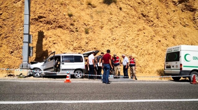 Yoldan çıkarak direğe çarptı 1 ölü, 3 yaralı