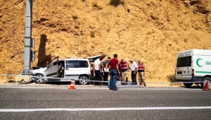 Yoldan çıkarak direğe çarptı 1 ölü, 3 yaralı