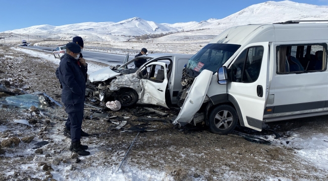 Öğrenci servisiyle hafif ticari araç çarpıştı: 1'i ağır, 11 yaralı