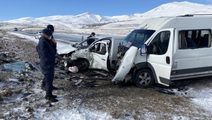 Öğrenci servisiyle hafif ticari araç çarpıştı: 1'i ağır, 11 yaralı