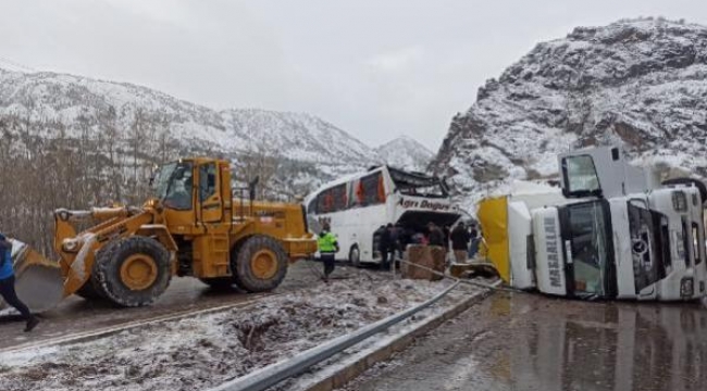  Yolcu otobüsü kaza yapan tıra çarpıp devrildi, 1 kişi öldü, 27 kişi yaralandı 