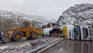  Yolcu otobüsü kaza yapan tıra çarpıp devrildi, 1 kişi öldü, 27 kişi yaralandı 