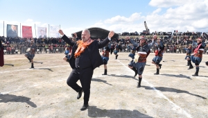 BAŞKAN VEKİLİ PEHLİVAN ZEYBEK OYNADI, MÜJDE VERDİ