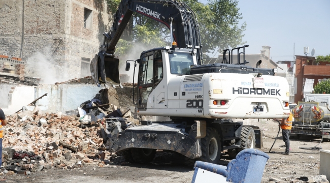 Konak’ta tehlikeli yapı yıkıldı