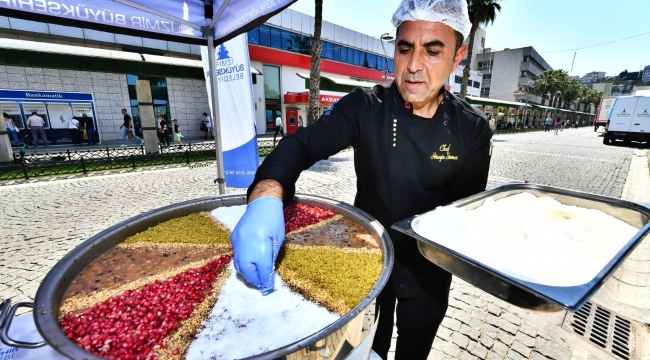 İzmir Büyükşehir Belediyesi aşure bereketini 12 bin kişiyle paylaştı