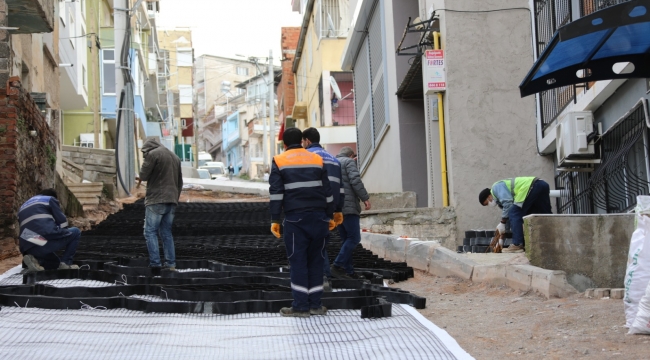 Bayraklı’nın sokakları kilit parke ile yenileniyor