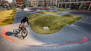 Karşıyaka'da pump track bisiklet parkuru yoğun ilgi görüyor