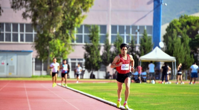  Sporcu gençler, Egeli olmak için yarışıyor