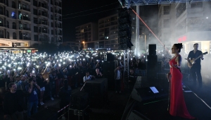 Çiğli’de Cumhuriyet Coşkusu Melek Mosso ile Zirve Yaptı