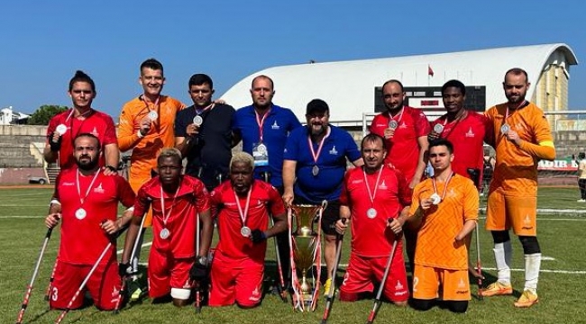 İzmir’in ampute futbol takımı Türkiye ikincisi oldu