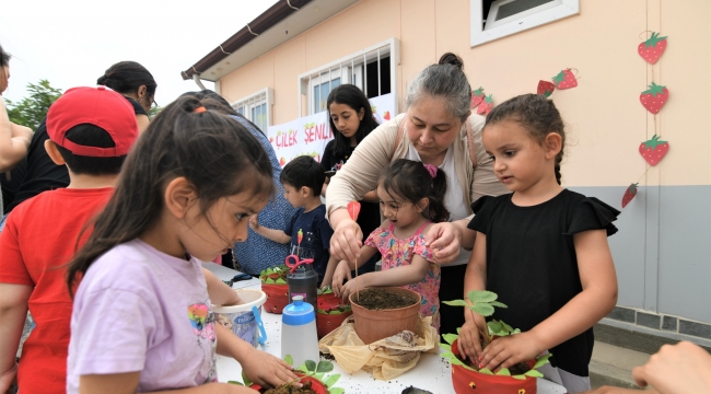 Bornova’da minikler ve annelerine Çilek Şenliği