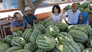 İzmir Büyükşehir Belediyesi ve Kınık Belediyesi'nden Çiftçilere Destek: Ürünler Tarlada Kalmadı, Vatandaşlara Dağıtıldı