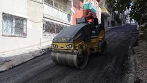 Bayraklı'da yol yenileme seferberliği sürüyor