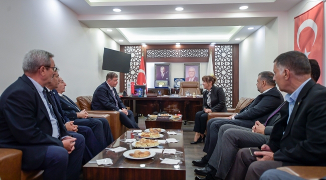 Başkan Tugay’dan İYİ Parti’ye ziyaret “Dayanışma içinde olalım”