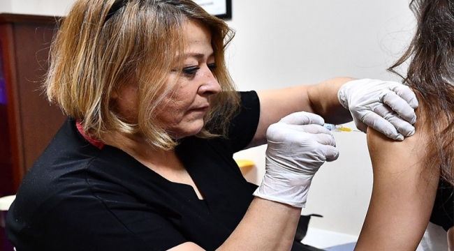 İzmir Büyükşehir Belediyesi HPV aşısı uygulamasını başlattı