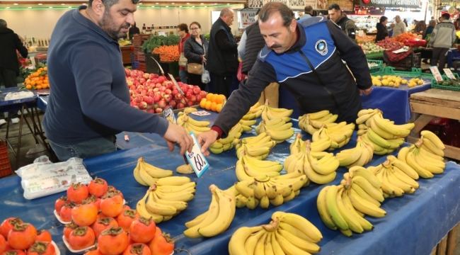  Bayraklı’nın pazar yerlerinde aydınlatma çalışması