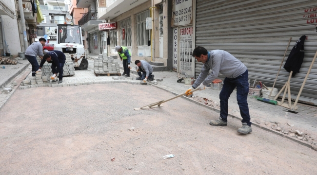  Bayraklı'da yol yenileme ve üst geçit çalışmaları sürüyor