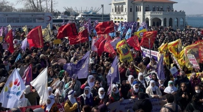 Kadınlardan Kadıköy'de '8 Mart' eylemi: Gözaltılar var!