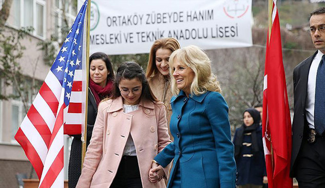 Gençler karnelerini Biden'ın eşinin elinden aldı