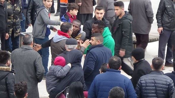 Nijeryalı iki öğrenci ile Türk gencin ’saat kaç’ kavgası