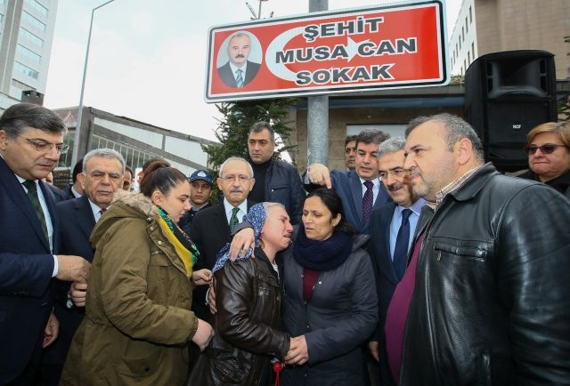  Kemal Kılıçdaroğlu kahraman polis için İzmir’e geldi