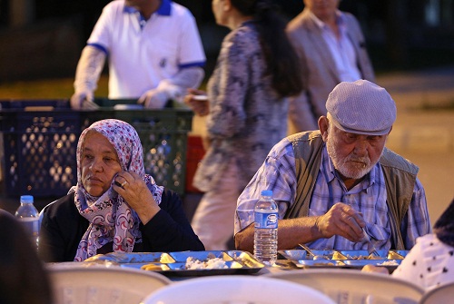 Buca Ramazana Ortak Sofrada Başladı