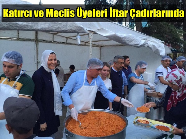 rnBaşkan Vekili Özlem Katırcı ve Meclis üyeleri iftar çadırlarında